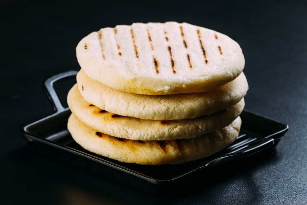 https://www.megachuzo.com/wp-content/uploads/2023/06/receta-arepas-queso-colombaias.jpg