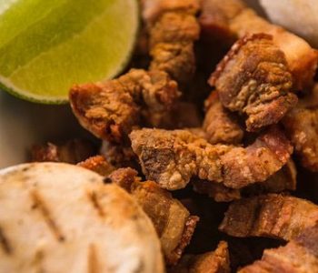 Chicharrón con arepa