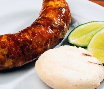 Chorizo con arepa